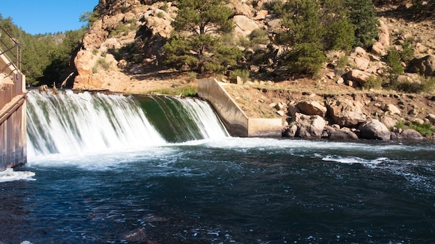 Cascada en una presa.