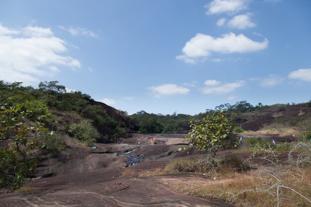 Cascada que fluye hacia abajo desde las montañas.