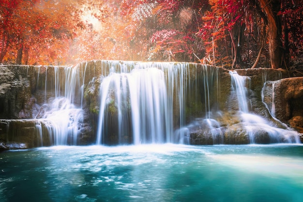 Cascada que fluye en la selva tropical de otoño en el parque nacional