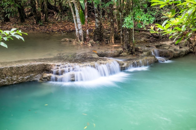 Cascada que fluye en la selva tropical en el parque nacional huai mae khamin