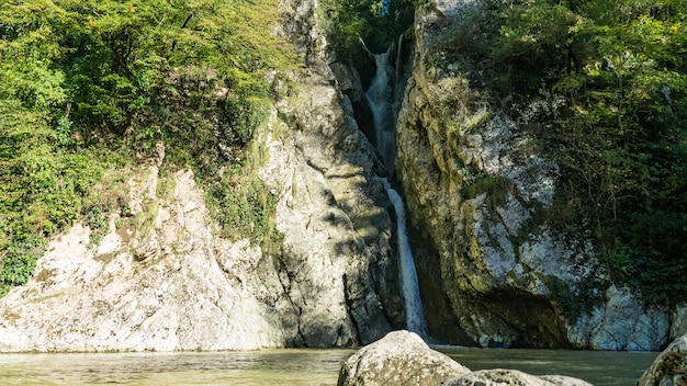 Cascada en el río Agura en Sochi, Krai de Krasnodar, Rusia.