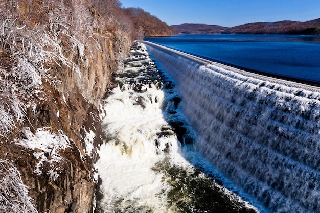 Cascada del río en la presa de Croton