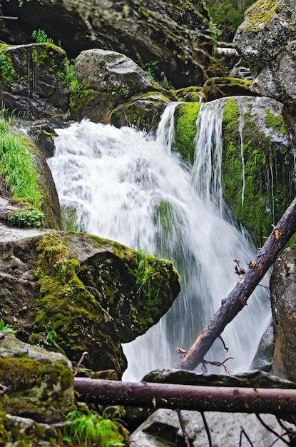 Cascada en el río Zhigalan en una cresta Kvarkush en el norte de los montes Urales