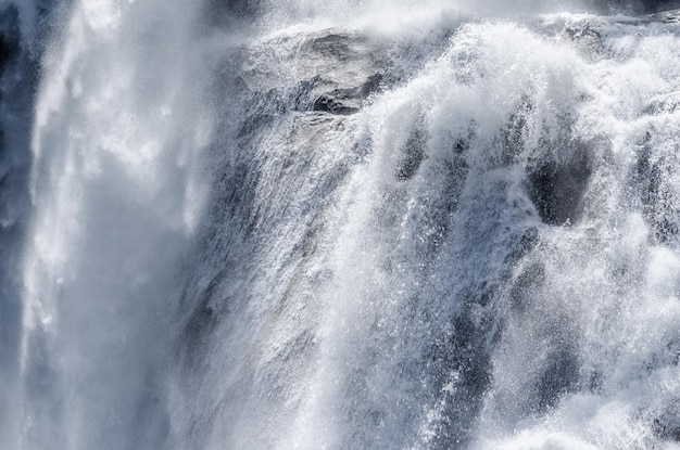 Cascada con rocas