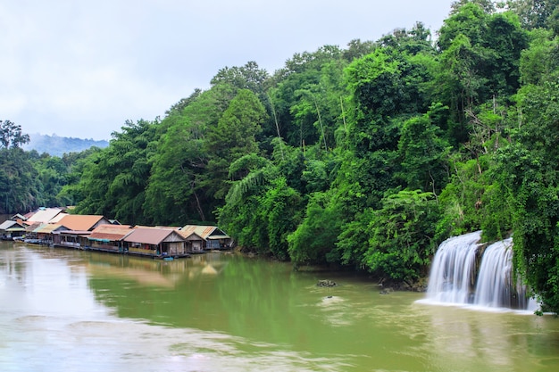 Cascada de Sai Yok, waterwall hermoso en el nationalpark de la provincia de Kanchanaburi, ThaiLand.