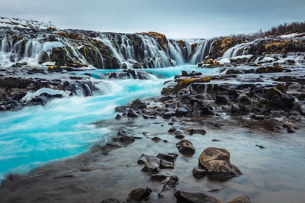 Foto cascada secreta de bruarfoss en invierno islandia
