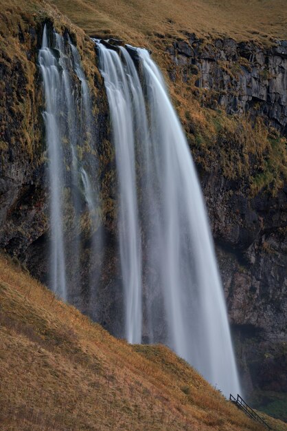 Cascada de Seljalandfoss en islandia larga exposición con ruta de senderismo