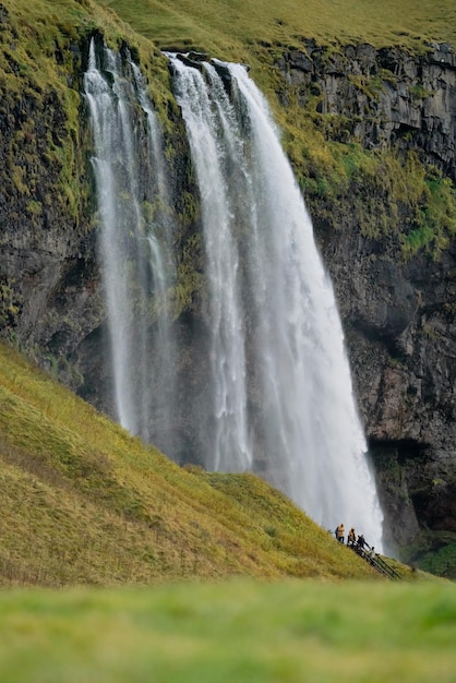 Cascada de Seljalandfoss en islandia tiro largo con turistas