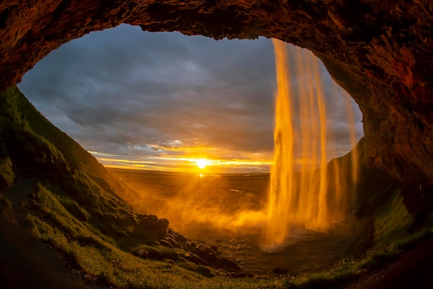 Cascada de Seljalandsfoss al atardecer Islandia