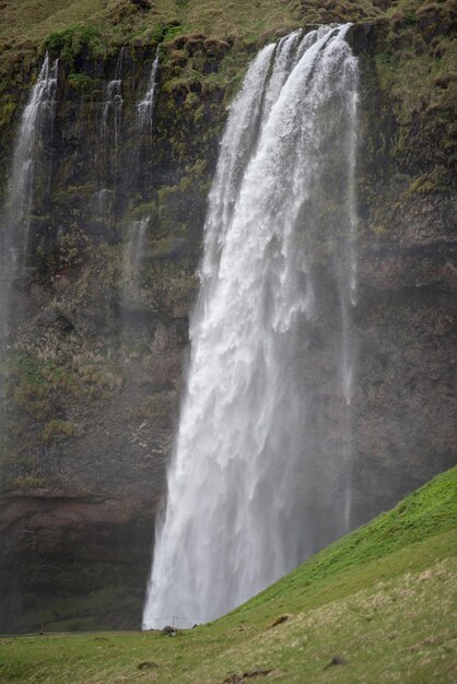 La cascada de Seljalandsfoss en la carretera de circunvalación en el sur de Islandia