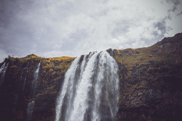 Cascada de Seljalandsfoss bajo un cielo nublado en un día sombrío en Islandia