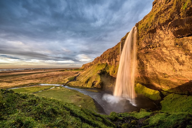 Cascada de Seljalandsfoss en Islandia al atardecer