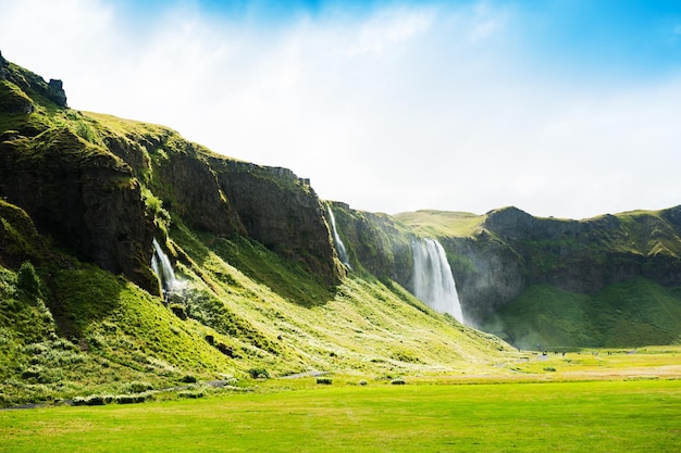 Cascada de Seljalandsfoss en Islandia. Hermoso paisaje de verano