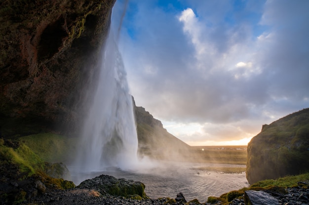 Cascada de seljalandsfoss en islandia