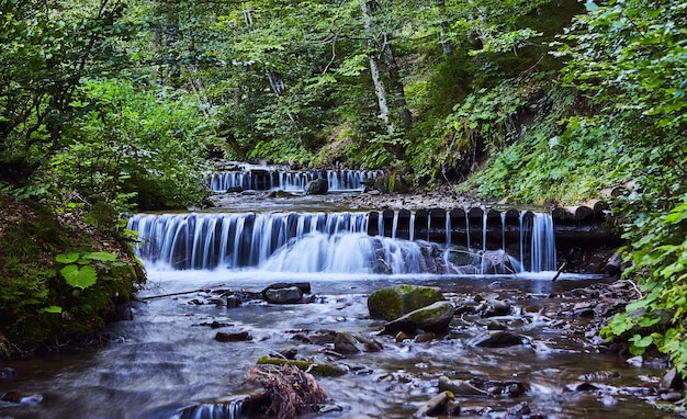 Cascada Shipot Shipit una de las cascadas más bellas y caudalosas de Transcarpacia