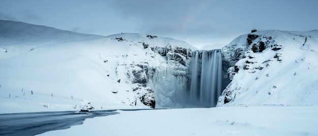 Cascada Skogafoss en invierno, Islandia