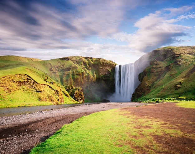 Cascada de Skogafoss en Islandia en verano