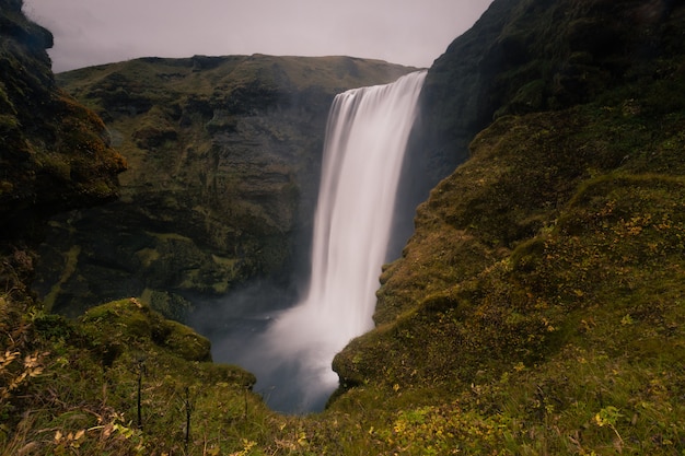 Cascada Skógafoss en el sur de Islandia.