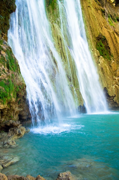 Cascada sobre rocas