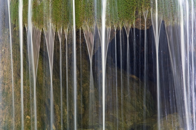 Cascada "Sribni Struji" (filamentos plateados). Crimea, Ucrania. Exposición a largo plazo.