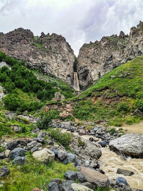 Cascada Sultansu rodeada por las montañas del Cáucaso cerca de Elbrus Jilysu Rusia