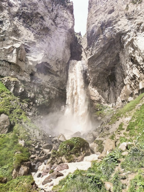 Cascada Sultansu rodeada por las montañas del Cáucaso cerca de Elbrus Jilysu Rusia