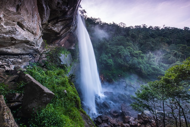 Cascada Tad-Loei-nga. Cascada hermosa en la provincia de Loei, ThaiLand.