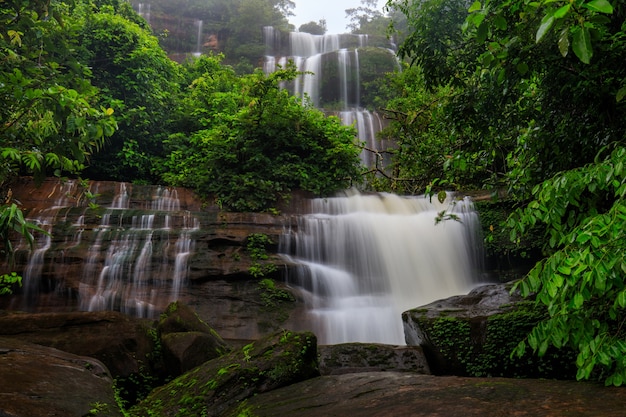 Cascada de Tad-Wiman-Thip, Waterwall hermoso en la provincia de Bung-Kan, ThaiLand.