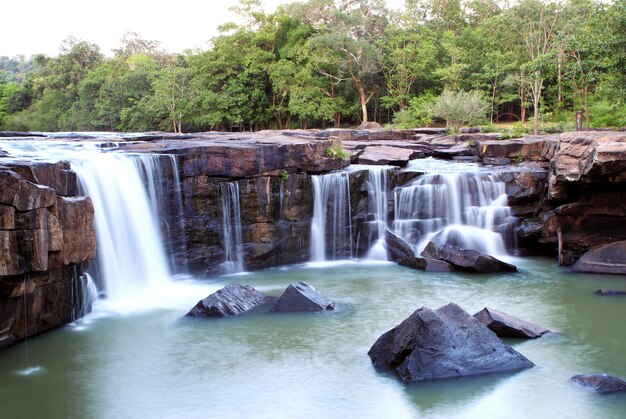 cascada Tadtone en el bosque climático de Tailandia perspectiva superior