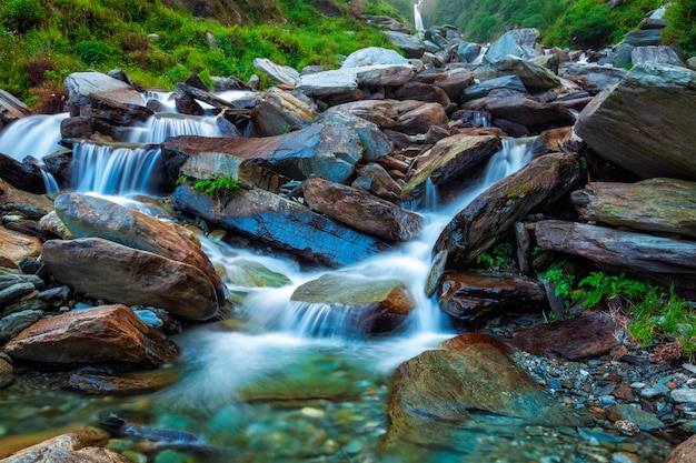 Cascada tropical Bhagsu, Himachal Pradesh, India