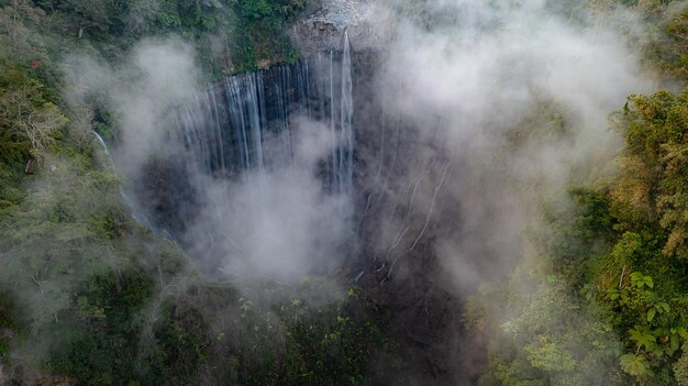 Foto la cascada tumpak sewu tiene un manantial natural desde el monte semeru