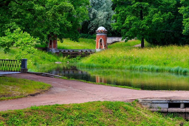 Cascada turca roja con dos torretas en el Parque Catherine en Tsarskoye Selo Pushkin Rusia