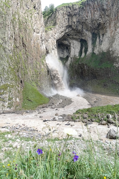 Cascada TuzlukShapa rodeada por las montañas del Cáucaso cerca de Elbrus Jilysu Rusia