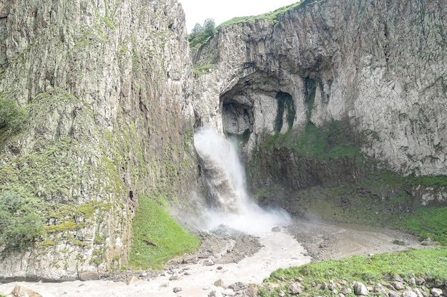 Cascada TuzlukShapa rodeada por las montañas del Cáucaso cerca de Elbrus Jilysu Rusia
