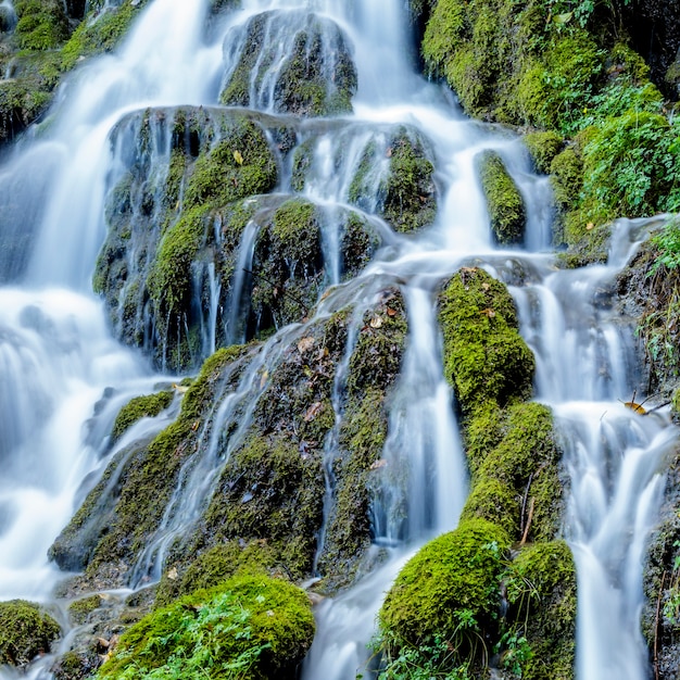 Foto cascada ubicada en el camino de la cueva de la cascada varone, le foci, tenno tn