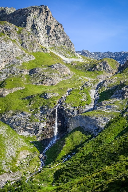 Cascada en el valle alpino del parque nacional de Vanoise, Savoie, Alpes franceses