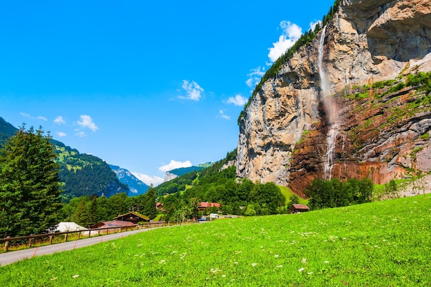 Cascada en el valle de Lauterbrunnen Suiza