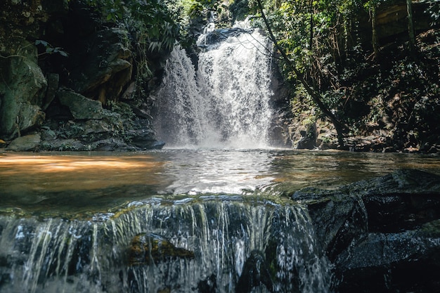 Cascada de viaje en un bosque tropical durante el día