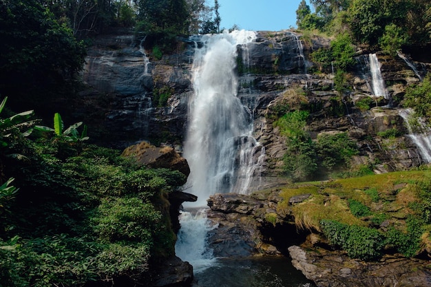 Foto cascada wachirathan en el parque nacional doi inthanon