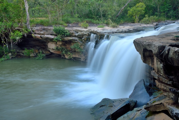 cascada de wangyai, distrito de kantharalak, provincia de sisaket, Tailandia