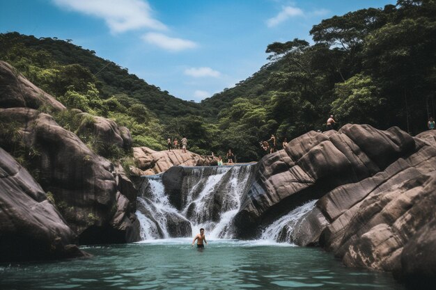 Las cascadas de Ba Ho saltan desde el acantilado en la provincia de Khanh Hoa, Vietnam