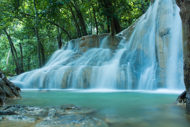 Cascadas en el bosque profundo en el Parque Nacional, una hermosa corriente de agua famosa cascada de la selva tropical en Tailandia