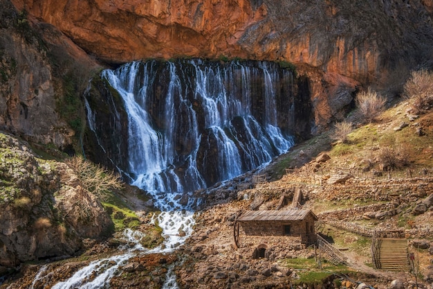 Cascadas Kapuzbasi únicas con molino en el Parque Nacional Aladaglar, montañas Tuaruz de Turquía