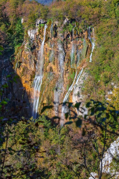 Foto cascadas en los lagos de plitvice en croacia