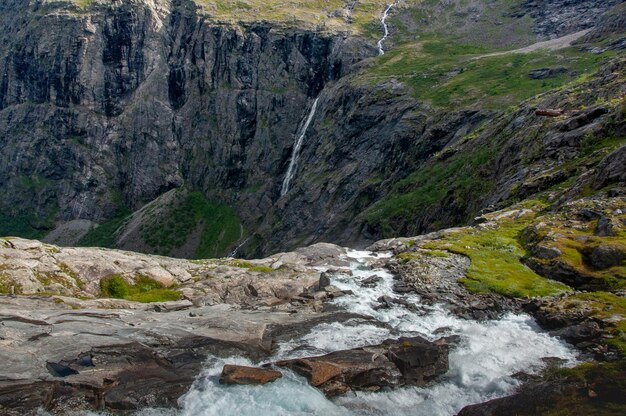 Foto cascadas en noruega vista del paisaje montañoso del mirador en trollstigen