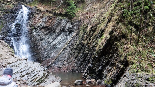 Cascadas en un pequeño cañón con paredes de piedra. Hermosa cascada en las montañas. río en los Cárpatos en el bosque de otoño de montaña. vista panorámica, el movimiento del agua.