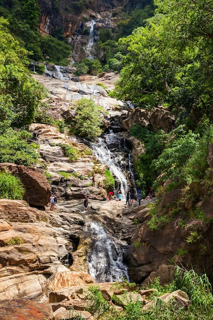 Las cascadas Ravana Falls o Ravana Ella son una atracción turística popular cerca de Ella, Sri Lanka. Ravana Falls se ubica como una de las más anchas de Sri Lanka.