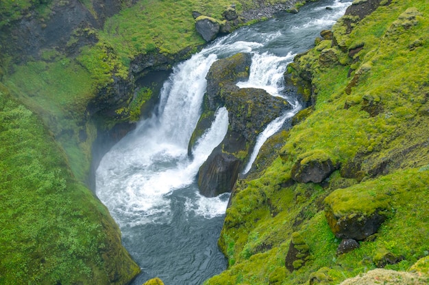 Cascadas en el río Skoda Islandia Naturaleza y lugares para viajes maravillosos