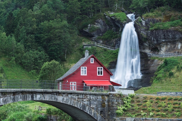 Cascadas de Steinsdalsfossen en Noruega