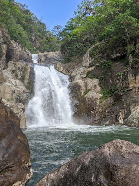 Cascadas turísticas con aguas cristalinas en las montañas de Panamá